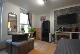 Barbican Studio EC1M central Sleeps 3 - 6
