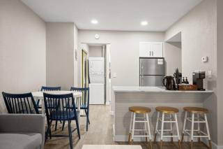 Bright Studio Near Domain, Roku TV - Free Parking - 7