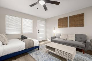 Bright Studio Near Domain, Roku TV - Free Parking - 8