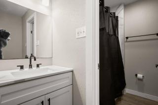 Bright Studio Near Domain, Roku TV - Free Parking - 5