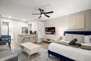 Bright Studio Near Domain, Roku TV - Free Parking - 2