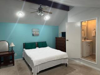 Neto's Nest, steps to beach, pool, sleeps 12 plus - South Padre Island - 2