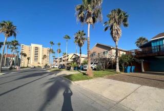 Neto's Nest, steps to beach, pool, sleeps 12 plus - South Padre Island - 7