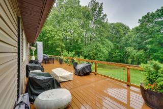 Hot Tub and Theater Room Getaway in Falling Waters - Falling Waters - 8
