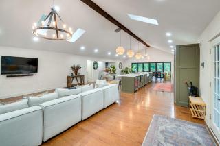 Hot Tub and Theater Room Getaway in Falling Waters - Falling Waters - 7