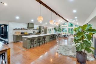 Hot Tub and Theater Room Getaway in Falling Waters - 6