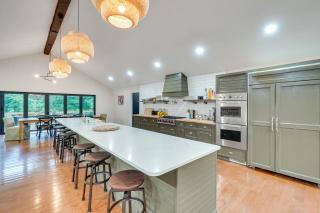 Hot Tub and Theater Room Getaway in Falling Waters - Falling Waters - 5