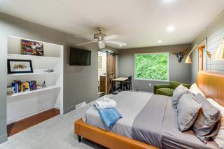 Hot Tub and Theater Room Getaway in Falling Waters - 2