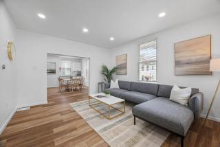 Pittsburgh Spacious and Modern Three Bedroom Apartment with Free Parking - Pittsburgh - 0