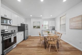 Pittsburgh Spacious and Modern Three Bedroom Apartment with Free Parking - Pittsburgh - 1