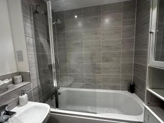 Modern Room and Bath in Maidenhead Near Heathrow Airport - Taplow - 0
