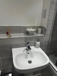 Modern Private Room and Bath in Maidenhead Near Heathrow Airport - 9