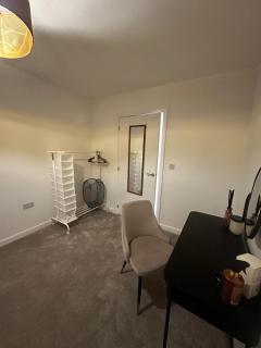 Modern Private Room and Bath in Maidenhead Near Heathrow Airport - 3