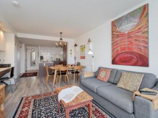 Sunset Place-Deluxe One Bedroom Condo in the Escher Building, Sunset Views and Beyond - Victoria - 7
