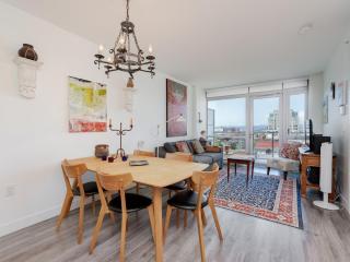 Sunset Place-Deluxe One Bedroom Condo in the Escher Building, Sunset Views and Beyond - Victoria - 6