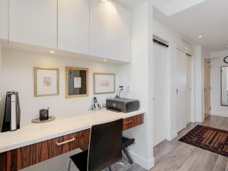 Sunset Place-Deluxe One Bedroom Condo in the Escher Building, Sunset Views and Beyond - Victoria - 5