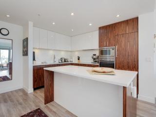 Sunset Place-Deluxe One Bedroom Condo in the Escher Building, Sunset Views and Beyond - Victoria - 4