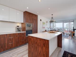 Sunset Place-Deluxe One Bedroom Condo in the Escher Building, Sunset Views and Beyond - Victoria - 3