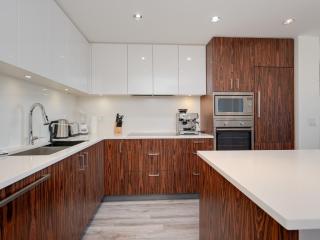Sunset Place-Deluxe One Bedroom Condo in the Escher Building, Sunset Views and Beyond - Victoria - 2