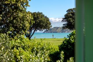 Coastal Comfort Holiday Home 100m to Mahia Beach - Mahia - 1