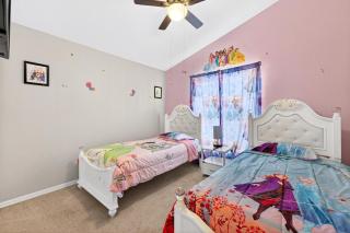 Entire Disney Retreat Home minutes from Disney, Shopping, and Restaurants 4br,2ba,7beds sleeps 10 - 5