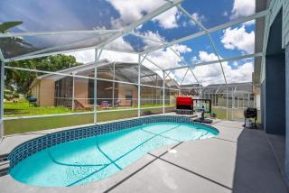 Entire Disney Retreat Home minutes from Disney, Shopping, and Restaurants 4br,2ba,7beds sleeps 10 - 9