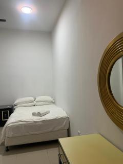 Affordable 1 Super King and 3 Double Bed bedroom House for 8 Guest - Kajang - 1