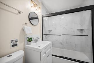 Pittsburgh Modern and Cozy Two Bedroom Apartment With Free Parking - Pittsburgh - 1