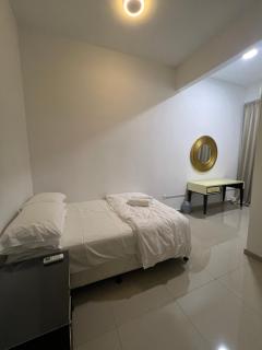 Affordable 1 Super King and 3 Double Bed bedroom House for 8 Guest - Kajang - 0