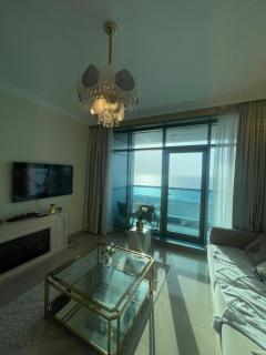 Corniche Residence Beach view Pool access Stunning View - Ajman - 3