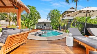 Mylara Beachfront Holiday Home - Holloways Beach - 6