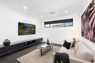 Modern Family Haven Child and Pet Friendly - Illawong - 7