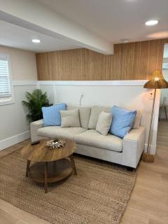 Contemporary Beach Bungalow - King Bed - 5min Walk to Beach - Clearwater Beach - 6