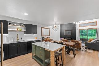 Luxe Mountain- beautiful remodeled condo, pet friendly with community pool - McCall - 4