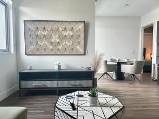 Penthouse with Hollywood Sign View 2 Bedrooms with 3 Beds - 8