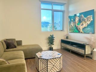 Penthouse with Hollywood Sign View 2 Bedrooms with 3 Beds - 3