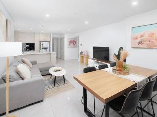 The Gold Coast View with 3BR, 2 Bath, Free Parking - Gold Coast - 1