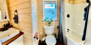 Couple’s retreat in Tiny Home w soaking tub/beach - 3