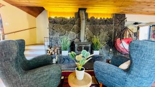 Jacuzzi, game room near Lassen and Hat Creek - - 9