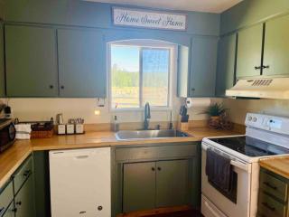 Jacuzzi, game room near Lassen and Hat Creek - - 4