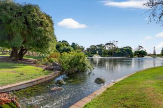 Stylish Corporate Stay with Wi-Fi & Parking - Rockingham - 0