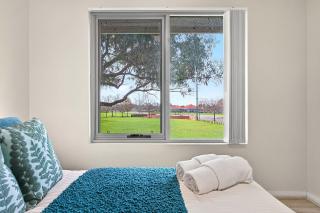 Stylish Corporate Stay with Wi-Fi & Parking - Rockingham - 3
