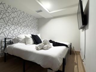 Highend Hideaway Duplex with 1 FREE Parking, backyard and deck, pool table, 2 Kings plus 2 Baths, Sleeps 10, 2 Floors! 20 PERCENT OFF - Hoboken - 4