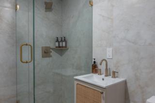 Highend Hideaway Duplex with 1 FREE Parking, backyard and deck, pool table, 2 Kings plus 2 Baths, Sleeps 10, 2 Floors! 20 PERCENT OFF - Hoboken - 1