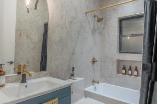 Highend Hideaway Duplex with 1 FREE Parking, backyard and deck, pool table, 2 Kings plus 2 Baths, Sleeps 10, 2 Floors! 20 PERCENT OFF - Hoboken - 6