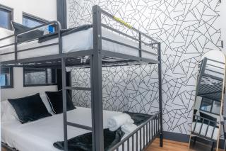 Highend Hideaway Duplex with 1 FREE Parking, backyard and deck, pool table, 2 Kings plus 2 Baths, Sleeps 10, 2 Floors! 20 PERCENT OFF - Hoboken - 3