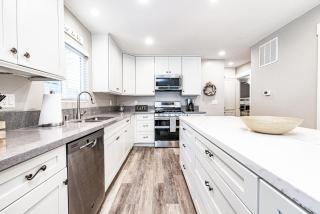 Upgraded 5Br Summer Vacation Home Steps From Sand By Beachview Rentals - Newport Beach - 3