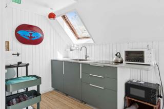 Scenic Cottage Within Walking Distance To Beach - 8