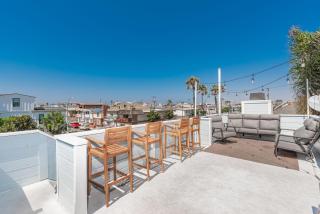 Spacious 4Br Retreat W- Rooftop Deck One Block From Beach By Beachview Rentals - Newport Beach - 9