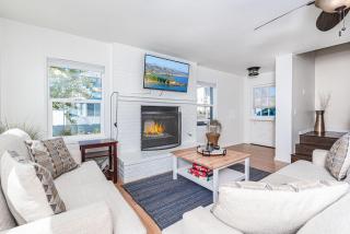 Spacious 4Br Retreat W- Rooftop Deck One Block From Beach By Beachview Rentals - Newport Beach - 8
